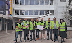 SEV-GATA-Delegation am 9. Juni am Swiss-Hauptsitz in Kloten, bevor sie die Petition für eine bessere Anerkennung der Leistungen des Personals im GAV «Basta – jetzt sind wir dran!» an den CEO übergab. Zweiter von rechts ist Beat Buri, das Plakat halten Patrick Arnold (rechts) und Philipp Hadorn.